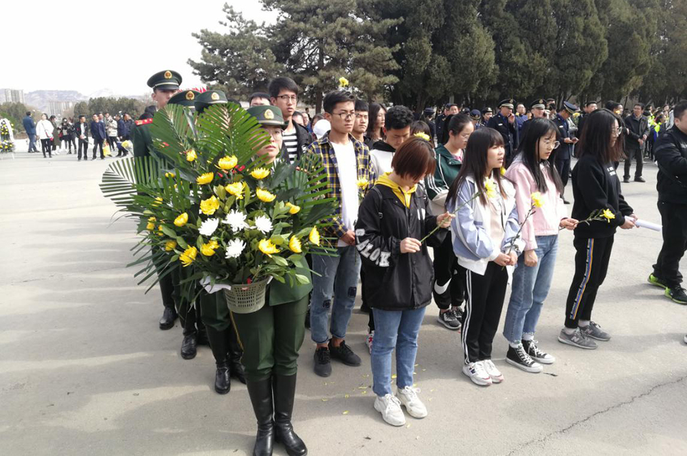 校团委组织学生赴华林山烈士陵园开展祭扫活动