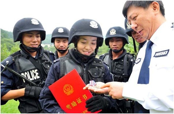 9月26日,在贵阳市公安局特警支队训练场"林豹突击队"副大队长潘琴(右