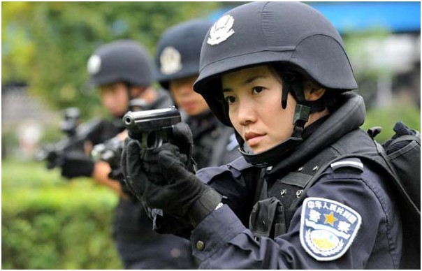 9月26日,在贵阳市公安局特警支队训练场"林豹突击队"副大队长潘琴(右